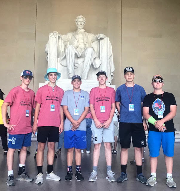 Latham Withroder, Trace Sump, Tennessee Hartman, Landon Sump, Lincoln Schmitz, Brayden Innes at the Lincoln Memorial.